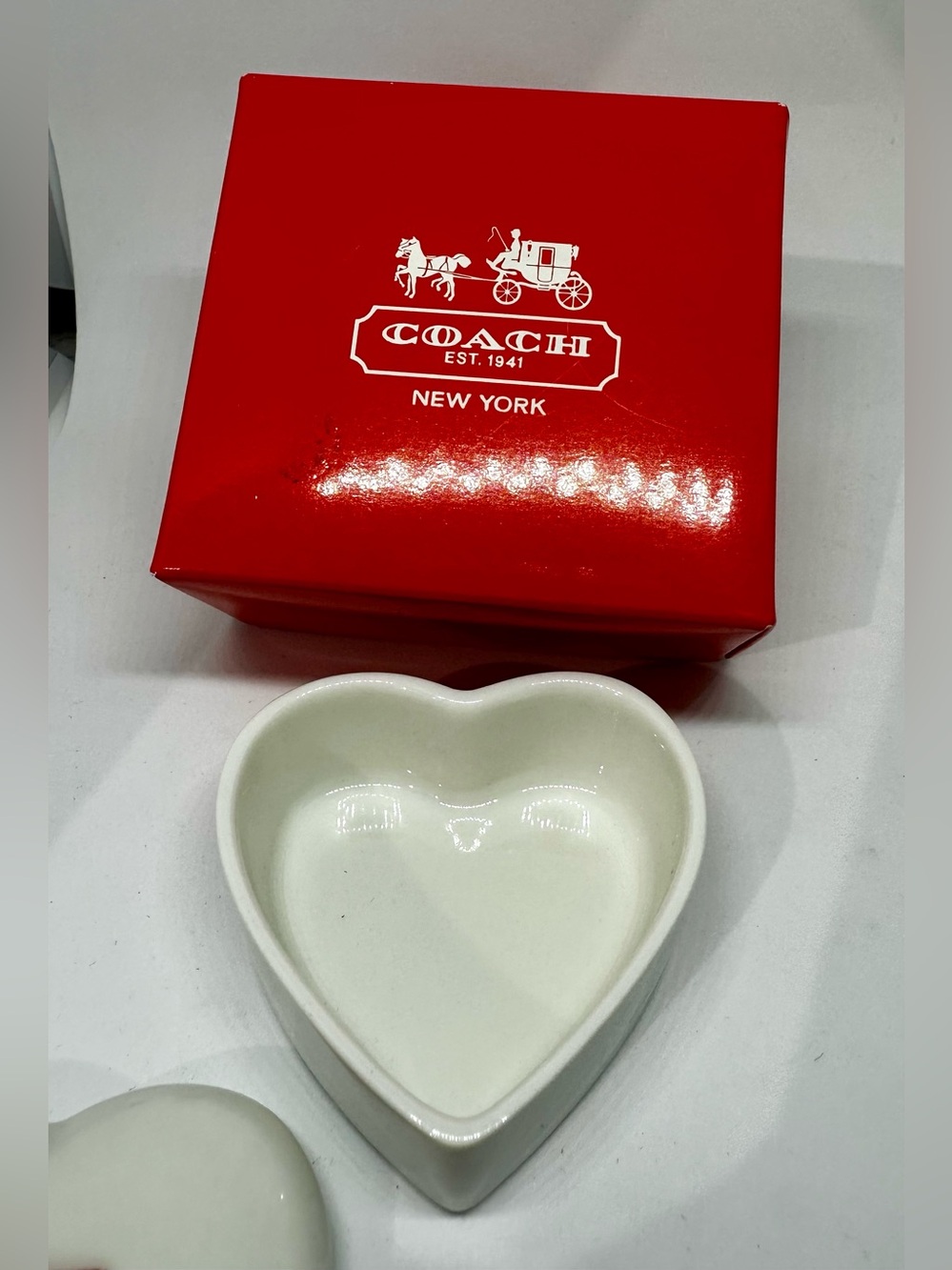 Authentic Vintage COACH Ceramic Heart Trinket Box with Original Presentation Box - Picture 3 of 10